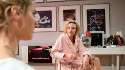 Natascha (Melanie Wiegmann) hält Poppy (Birte Wentzek) eine Standpauke.