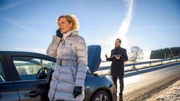 Natascha (Melanie Wiegmann) und Nils (Florian Stadler) haben eine Autopanne.