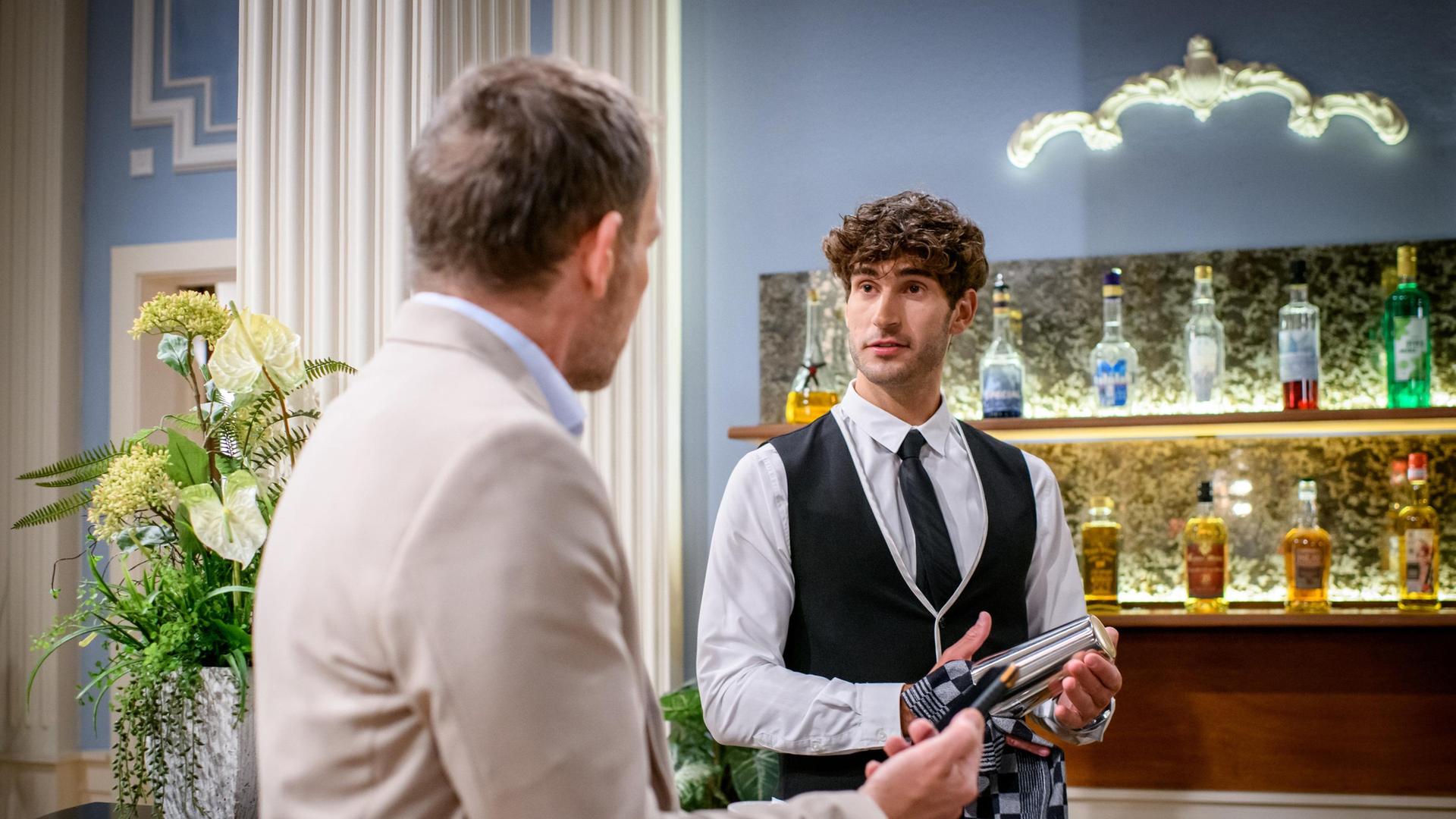 Noah (Christopher Jan Busse) überzeugt Markus (Timo Ben Schöfer), ein verlockendes Angebot anzunehmen.