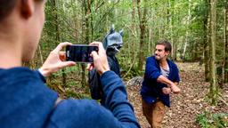 Oskar (Philip Butz) filmt, wie Nils (Florian Stadler) den Mann mit der Nashornmaske niederschlägt.