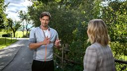 Paul (Sandro Kirtzel) bietet Josie (Lena Conzendorf) an, ihr einen Ernährungs- und Sportplan zu erstellen.
