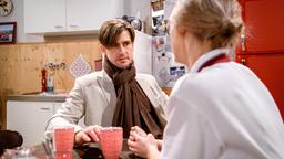 Paul (Sandro Kirtzel) erzählt Josie (Lena Conzendorf r,), dass sich seine Oma mit einer Falschaussage belasten will.