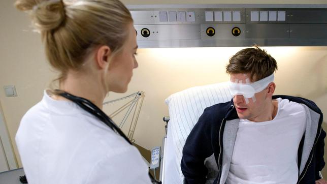 Paul (Sandro Kirtzel) macht Alicia (Larissa Marolt) klar, dass er sich nicht operieren lassen wird.