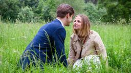 Paul (Sandro Kirtzel) spürt, dass Josie (Lena Conzendorf) immer noch Gefühle für ihn hat.