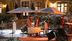 Paul (Sandro Kirtzel) überrascht Constanze (Sophia Schiller) mit einem romantischen Dinner (mit Komparse).