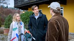 Paul (Sandro Kirtzel) und Josie (Lena Conzendorf) hören Gerry (Johannes Huth) aufmerksam zu.