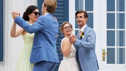 Paul (Sandro Kirtzel) und Josie (Lena Conzendorf, 2. v.) tanzen mit Gerry (Johannes Huth, 2. v.) und Shirin (Merve Çakır) überglücklich ihren Hochzeitswalzer.