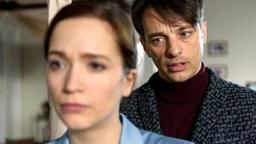 Robert (Lorenzo Patané) bittet Eva (Uta Kargel), ohne ihn zu dem Treffen mit der potentiellen Leihmutter zu fliegen.