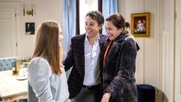 Robert (Lorenzo Patané) und Valentina (Paulina Hobratschk) freuen sich über Evas (Uta Kargel) Rückkehr aus Rumänien.