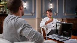 Robert (Lorenzo Patané) verspricht Tim (Florian Frowein) ihm bei den Hochzeitsvorbereitungen zu unterstützen.