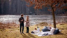 Rosalie (Natalie Alison) lässt sich doch auf ein romantisches Picknick mit Raphael (Jakob Graf) ein.