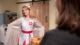 Rosalie (Natalie Alison) präsentiert Cornelia (Deborah Müller) ihr Outfit, mit dem sie Michael in der Klinik überraschen will.