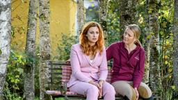 Selina (Katja Rosin) ist nicht begeistert, als Constanze (Sophia Schiller) ihr von der Möglichkeit erzählt, in einer Kanzlei in Oslo zu arbeiten.