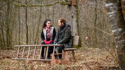 Shirin (Merve Çakır) bringt Florian (Arne Löber) auf eine Idee, wie er von Erik ein Geständnis bekommen kann.