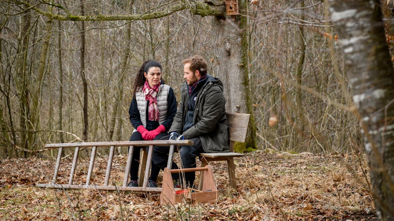 Shirin (Merve Çakır) bringt Florian (Arne Löber) auf eine Idee, wie er von Erik ein Geständnis bekommen kann.