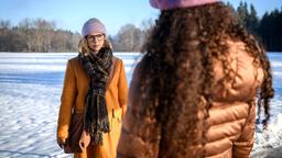 Shirin (Merve Çakır) vertraut Josie (Lena Conzendorf) an, dass sie endlich wieder einen Draht zu Henning finden will.