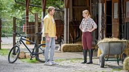 Steffen (Christopher Reinhardt) erzählt Amelie (Julia Gruber), dass er seine Zelte in Bichlheim abbrechen wird.