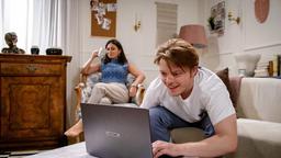 Theo (Lukas Leibe) durchschaut amüsiert, dass Lale (Yeliz Simsek) sein PC-Spiel für sich entdeckt hat.