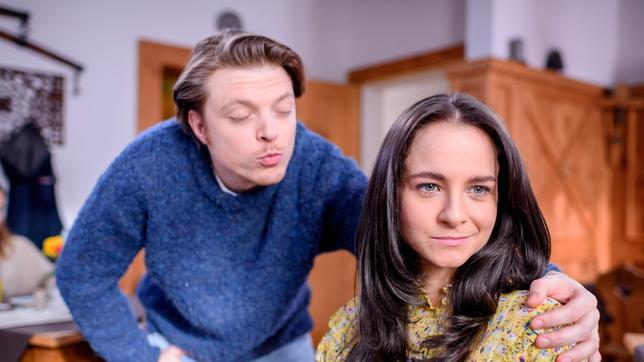 Theo (Lukas Leibe) ist fassungslos, als Stella (Daniela Galbo) auf einmal aussieht wie Lale.