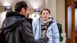 Theo (Lukas Leibe) tritt den Ausflug mit seinem Vater (Philipp Rafferty) mit gemischten Gefühlen an.