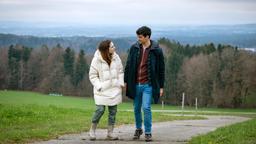 Valentina (Aylin Ravanyar) bittet Leander (Marcel Zuschlag), Eleni beim Frühlingsfest zu unterstützen.