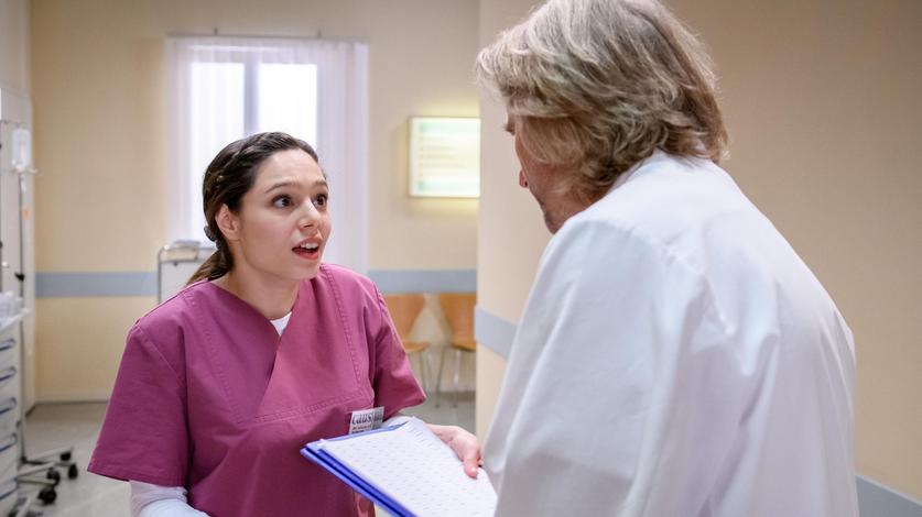 Valentina (Aylin Ravanyar) wird vor Michael (Erich Altenkopf) klar, dass sie Patienten nicht nur wie eine Nummer behandeln will – und kündigt.