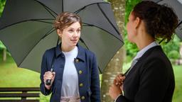 Vanessa (Jeannine Gaspár)  hilft Eleni (Dorothée Neff) dabei, Hintergrundwissen über den Fürstenhof zu erwerben.