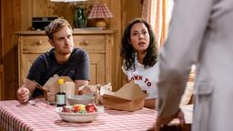 Vanessa (Jeannine Gaspár) und Max (Stefan Hartmann) sind irritiert, als sie von Michael erfahren, dass Carolin verschwunden ist.