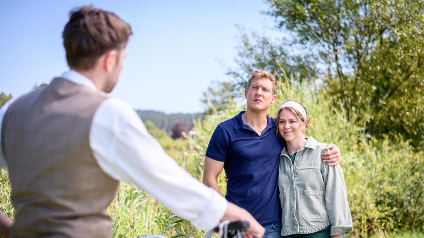 Vincent (Martin Walde, h.l., mit Johanna Graen, h.r. und Elias Reichert) bemerkt unwohl, dass immer mehr Menschen in seine „Beziehung“ involviert sind.