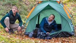 Vincent (Martin Walde) und Markus (Timo Ben Schöfer) müssen trotz Wetterumschwungs am Berg übernachten.