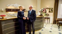Werner (Dirk Galuba) bietet sich spontan als Luisas (Magdalena Steinlein) Begleitung für die Hoteliers-Feier an.