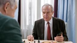 Werner (Dirk Galuba) kann sich vor lauter Gedanken um Ariane nicht auf das Schachspiel mit André (Joachim Lätsch) konzentrieren.
