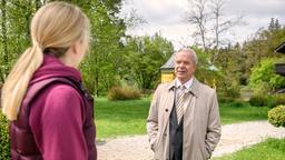 Werner (Dirk Galuba) macht Selina (Katja Rosin) darauf aufmerksam, dass die Pferde von Gut Thalheim verkauft werden.