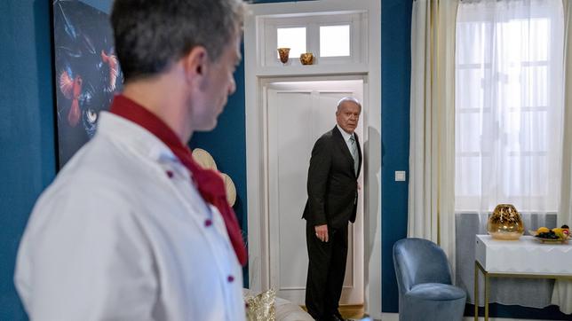 Werner (Dirk Galuba) wird von Robert (Lorenzo Patané) in Arianes Zimmer ertappt.