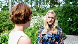 Xenia (Elke Winkens) versucht Alicia (Larissa Marolt) zu manipulieren.