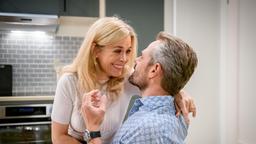Yvonne (Tanja Lanäus) macht Erik (Sven Waasner) subtil Mut, ihr einen Antrag zu machen, doch Erik reagiert nicht wie gewünscht.
