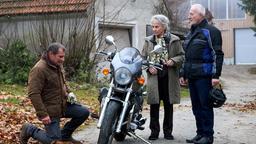 Zu Alfons' (Sepp Schauer) und Hildegards (Antje Hagen) Verwunderung interessiert sich Herr Reiber (Joachim Nimtz) plötzlich für Alfons' Motorrad.