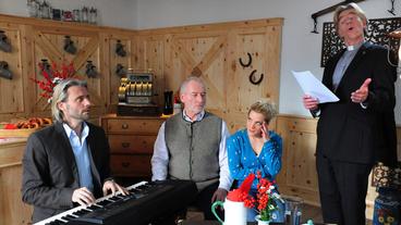 Michael am Klavier, Alfons, Tanja und der Pfarrer
