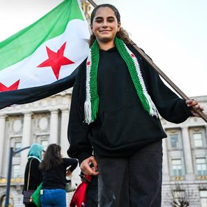 Mädchen mit syrischer Flagge: Krise und Hoffnung: Wo steht die Welt 2025?